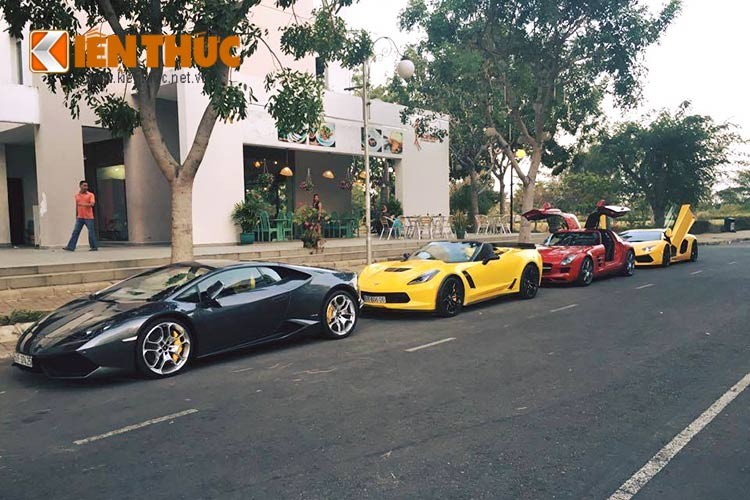 Dàn  siêu xe "hàng khủng" gồm 4 chiếc xuất hiện trên phố Sài Gòn bao gồm; Lamborghini Huracan, Chevrolet Corvette Z06, Mercedes-Benz SLS AMG, Lamborghini Aventador đều có giá trị tiền tỷ tại Việt Nam.